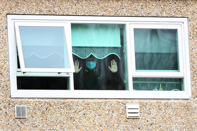 Bilder des Jahres 2020, News 07 Juli News Themen der Woche KW28 PUBLIC HOUSING COVID 19 CLUSTER MELBOURNE, A man gestures from a window inside a unit at the public housing tower along Racecourse Road in Melbourne, Monday, July 6, 2020. Victoria?s Premier has ordered the immediate lockdown of nine public housing towers in Flemington and North Melbourne after the state registered 108 new coronavirus cases. ( NO ARCHIVING, EDITORIAL USE ONLY, NO USE IN BOOKS WITHOUT CONSENT MELBOURNE VIC AUSTRALIA  Copyright: xJAMESxROSSx 20200706001478320446