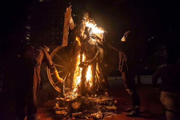Bilder des Jahres 2020, News 07 Juli News Themen der Woche KW27 News Bilder des Tages July 5, 2020, Portland, Oregon, USA: Protesters attempt to burn a statue of a family during an Independence Day protest of police brutality in Chapman Square. Portland USA - ZUMA 20200705_mda_h160_609 Copyright: xNathanxHowardx
