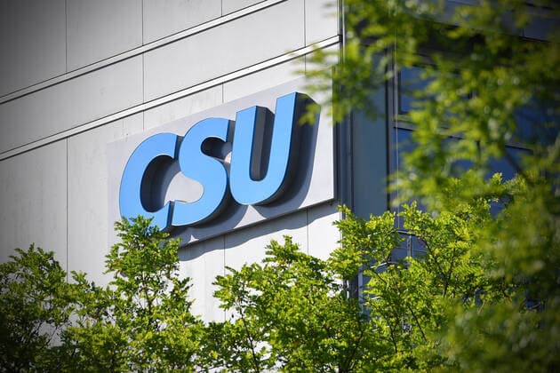 CSU logo, coat of arms on the outer facade of the CSU state administration, press statement Markus SOEDER State Premier of Bavaria and CSU chairman before CSU board meeting in the CSU headquarters in Munich on 06 07 2020