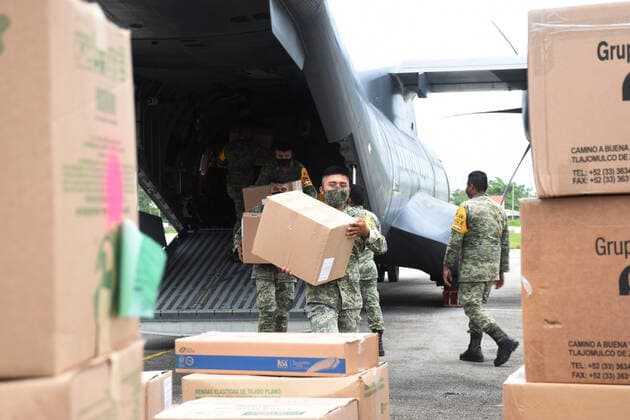 The Mexican Army unload medical supplies at Merida International Airport to help hospitals battle COVID-19. The Secretary of National Defense has moved 4,914,06 tons of medical supplies in different states of the country to face this pandemic. Where: Chetumal, Mexico When: 05 Jul 2020 Credit: Eyepix Cover Images **EDITORIAL USE ONLY** Copyright: xIlianaxSuarezx 40698007 EDITORIAL USE ONLY. NOT FOR USE BY NEWSPAPERS BASED IN THE UK.