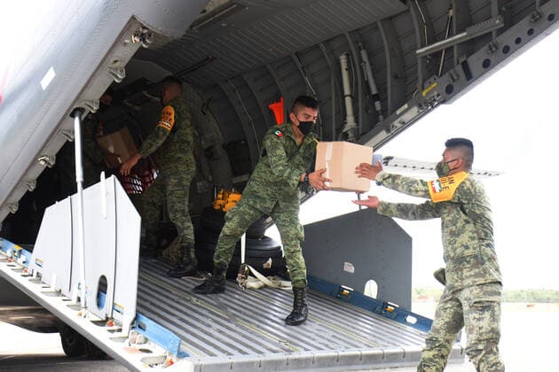 The Mexican Army unload medical supplies at Merida International Airport to help hospitals battle COVID-19. The Secretary of National Defense has moved 4,914,06 tons of medical supplies in different states of the country to face this pandemic. Where: Chetumal, Mexico When: 05 Jul 2020 Credit: Eyepix Cover Images **EDITORIAL USE ONLY** Copyright: xIlianaxSuarezx 40698012 EDITORIAL USE ONLY. NOT FOR USE BY NEWSPAPERS BASED IN THE UK.