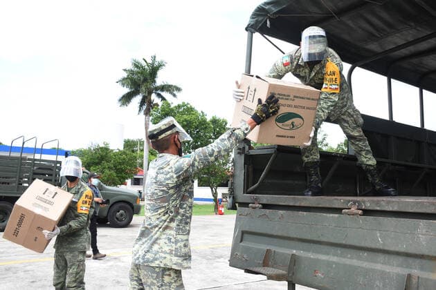 The Mexican Army unload medical supplies at Merida International Airport to help hospitals battle COVID-19. The Secretary of National Defense has moved 4,914,06 tons of medical supplies in different states of the country to face this pandemic. Where: Merida, Mexico When: 05 Jul 2020 Credit: Eyepix Cover Images **EDITORIAL USE ONLY** Copyright: xIlianaxSuarezx 40698033 EDITORIAL USE ONLY. NOT FOR USE BY NEWSPAPERS BASED IN THE UK.