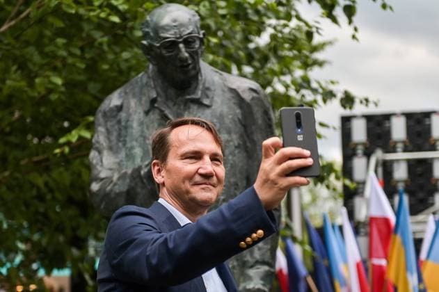 July 5, 2020, Sopot, Poland: Radoslaw Sikorski takes a selfie during the unveiling of the monument to Wladyslaw Bartoszewski in Sopot..Wladyslaw Bartoszewski was a Polish historian, publicist, journalist, writer, social activist, politician and diplomat. Auschwitz prisoner, Home Army officer, activist of the Polish Underground State, participant in the Warsaw Uprising. Sopot Poland - ZUMAs197 20200705_zaa_s197_074 Copyright: xMateuszxSlodkowskix