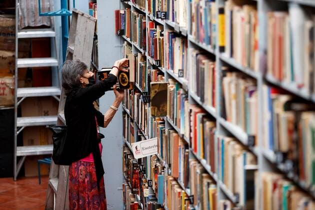 Coronavirus, Eindrücke aus Mexiko A woman searches for books at the Tomo Suelto bookstore in Mexico City, Mexico, 03 July 2020 (issued 06 July). While businesses are reactivated in the Mexican new normal , dozens of historical and neighborhood bookstores doubt the possibility of reopening, which would leave a cultural and economic vacuum difficult to fill. Mexican bookstores fight to prevent the pandemic from ending its history !ACHTUNG: NUR REDAKTIONELLE NUTZUNG!  Copyright: xJosexMendezx MEX3713 20200706-637296537843135510