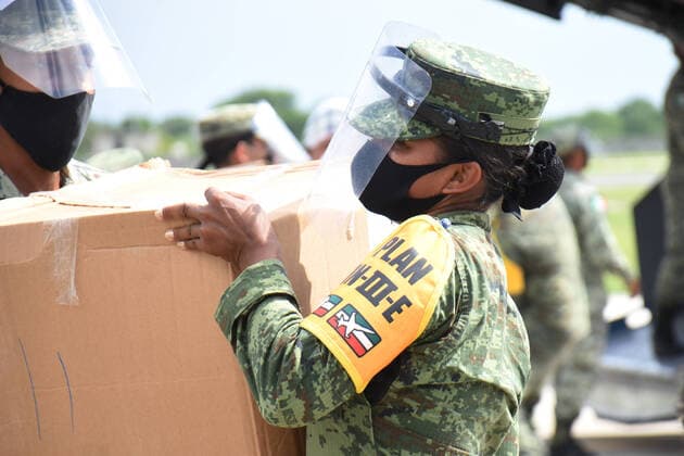Coronavirus, Eindrücke aus Mexiko Delivery of Medical Supplies by the Mexican army MERIDA, MEXICO - JULY 5: A military officer unloads medical supplies at Merida International Airport to hospitals in the health sector as part of the actions implemented by the Mexican army to confront the contingency caused by Covid-19. The Secretary of National Defense has moved 4,914,06 tons of medical supplies in different states of the country to face this pandemic. On July 6, 2020 in Merida, Mexico. Please contact your Local office representative for commercial use. **Mandatory Credit** **World Rights ** Merida Mexico Copyright: IlianaxSuarez