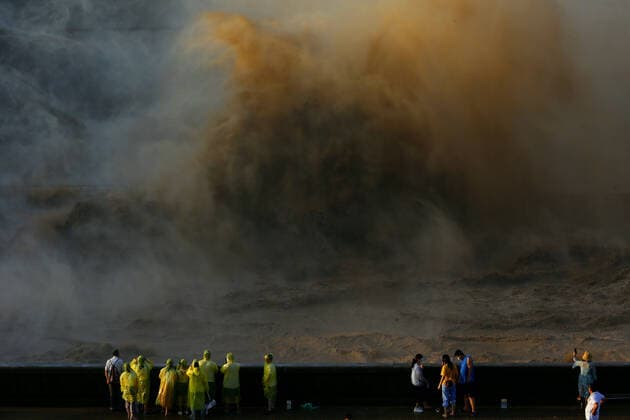 Bilder des Jahres 2020, News 07 Juli News Themen der Woche KW28 July 6, 2020, Luoyang, Henan, China: The Xiaolangdi reservoir is discharge water and desilting in the flood season in Luoyang,Henan,China on 06th July, 2020. Luoyang China - ZUMAt151 20200706_zia_t151_035 Copyright: xTpgx