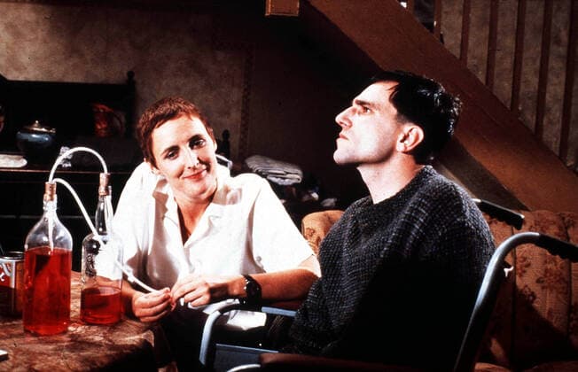 OSCARS. Bester Hauptdarsteller. Preisträger 1981-1990 MY LEFT FOOT Fiona Shaw and Daniel Day Lewis Date: 1989. Strictly editorial use only in conjunction with the promotion of the film. Credit line mandatory. This image is copyright of the film company and is supplied under the terms of issue as film still. No commercial or book cover use permitted without prior consent from the film company.  Mandatory credit line: Image courtesy Ronald Grant Archive Mary Evans