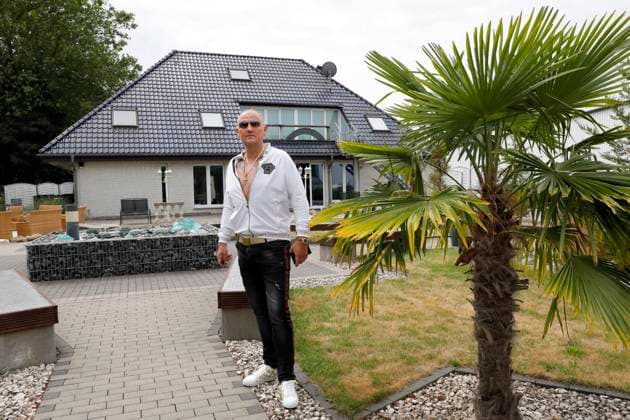 11.06.2020 Dorsten Alexander von Anhalt baut seinen Swinger Club Villa Palazzo um und gestaltet daraus eine Spielhalle . Auf Grund von Corona dürfen keine Gäste mehr swingern kommen . *** 11 06 2020 Dorsten Alexander von Anhalt rebuilds his swingers club Villa Palazzo and turns it into an amusement arcade Due to Corona no more guests are allowed to swing
