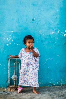 IMAGO Cultures of the world, Wayuu Volk in Kolumbien A young 2-5 year old Wayuu indigenous girl outside her home in a low-income neighborhood of Uribia, La Guajira, Colombia. Uribia Colombia Copyright: xJasonxRothex JRO_COL-0934