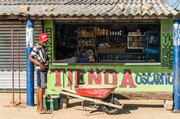 IMAGO Cultures of the world, Wayuu Volk in Kolumbien Children taking a pause from work at a convenience store in a low-income neighborhood of Uribia, La Guajira, Colombia. Uribia Colombia Copyright: xJasonxRothex JRO_COL-7943