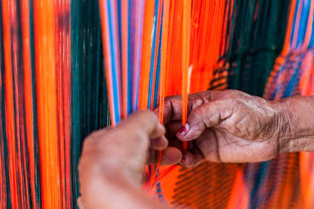 IMAGO Cultures of the world, Wayuu Volk in Kolumbien Woman weaving a chinchorro , or Colombian hammock, in the town of Uribia. Knitting, crocheting and weaving are fundamental to the social and economic lives of Wayuu women in La Guajira, Colombia. Uribia Colombia Copyright: xJasonxRothex JRO_COL-0970