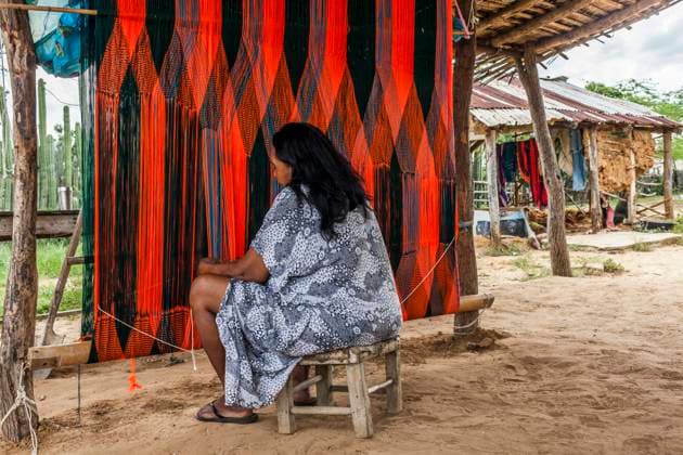 IMAGO Cultures of the world, Wayuu Volk in Kolumbien Elderly Wayuu indigenous woman weaving a chinchorro or Colombian Hammock. Knitting, crocheting and weaving are fundamental to the social and economic lives of Wayuu women in La Guajira, Colombia. Uribia Colombia Copyright: xJasonxRothex JRO_COL-1109