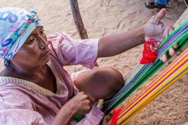 IMAGO Cultures of the world, Wayuu Volk in Kolumbien Young Wayuu indigenous woman in a Wayuu rancheria , or rural village, weaving textiles on a loom, Uribia, La Guajira, Colombia. Textile weaving is an important social tradition and source of income for women in Wayuu communities of northern Colombia. Uribia Colombia Copyright: xJasonxRothex JRO_COL-1972