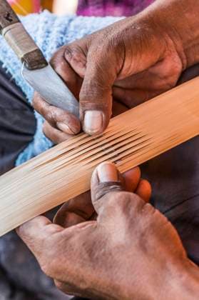 IMAGO Cultures of the world, Wayuu Volk in Kolumbien Wayuu indigenous man constructing a bamboo hat in the regional style of La Guajira, Colombia. Weaving is mostly a female profession in Wayuu communities, but some men also weave hats and textiles. Uribia Colombia Copyright: xJasonxRothex JRO_COL-2-24
