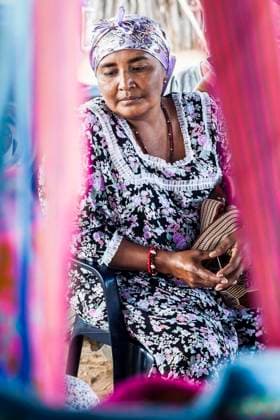 IMAGO Cultures of the world, Wayuu Volk in Kolumbien Wayuu indigenous woman in a Wayuu Rancheria, or rural settlement, in La Guajira, Colombia. Knitting, crocheting and weaving are fundamental to the social and economic lives of Wayuu women in La Guajira, Colombia. Uribia Colombia Copyright: xJasonxRothex JRO_COL-2055