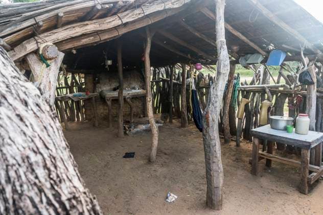IMAGO Cultures of the world, Wayuu Volk in Kolumbien Kitchen hut in a Wayuu indigenous rancheria , or rural settlement, in La Guajira, Colombia. Uribia Colombia Copyright: xJasonxRothex JRO_COL-8572