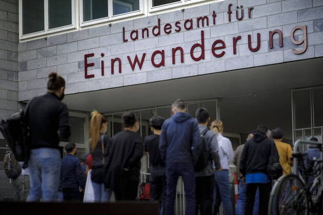 Wartende Menschen stehen vor dem Landesamt fuer Einwanderung in Berlin, 07.07.2020. Berlin Deutschland *** People waiting in front of the State Office for Immigration in Berlin, 07 07 2020 Berlin Germany Copyright: xJaninexSchmitz photothek.netx