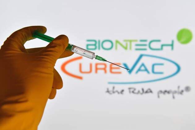 Theme picture, symbol photo Corona vaccine A hand wrapped in rubber gloves holds a disposable syringe with vaccine for injection with a cannula CUREVAC and BIONTECH are the leading German biotechnology companies in the development of a vaccine against the corona virus