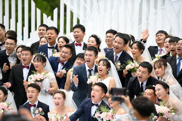 Bilder des Jahres 2020, News 07 Juli News Themen der Woche KW28 (200708) -- CHANGBAISHAN, July 8, 2020 -- Couples who joined the fight against COVID-19 take part in a group wedding held by the management committee of Changbai Mountain in northeast China s Jilin Province, July 8, 2020. The group wedding was held for 50 couples from around the country who had joined the fight against COVID-19 and postponed their own weddings. ) CHINA-JILIN-COVID-19 FIGHTERS-GROUP WEDDING(CN) LinxHong 