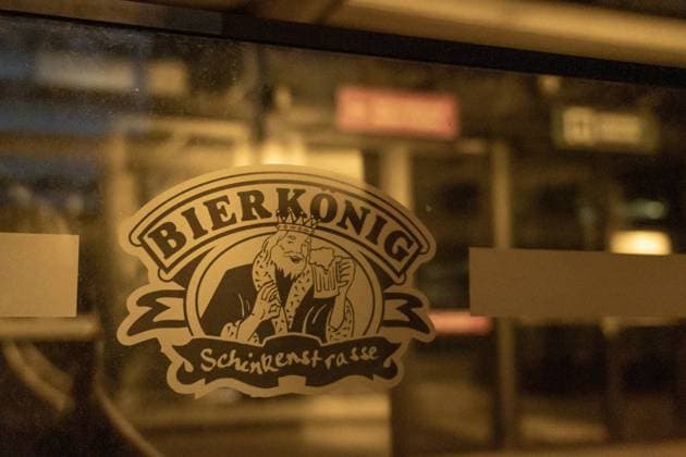 Playa de Palma - Schinkenstraße mit Bierkönig Corona-bedingt geschlossen Partymeile am Abend gegen 23:00 Uhr;Playa de Palma - Schinkenstraße mit Bierkönig Corona-bedingt geschlossen Partymeile am Abend gegen 23:00 Uhr, Mallorca Belearen Spanien Playa de Palma *** Playa de Palma Ham street with beer king Corona conditionally closed Party mile in the evening around 23 00 hrs Playa de Palma Ham street with beer king Corona conditionally closed Party mile in the evening around 23 00 hrs, Mallorca Belearen Spain Playa de Palma