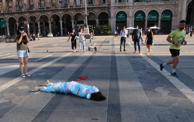 photo ipp clemente marmorino milano 09 07 2020 artistic performance for the coronavirus emergency in the photo a chinese artist dressed entirely with surgical masks in piazza duomo  0