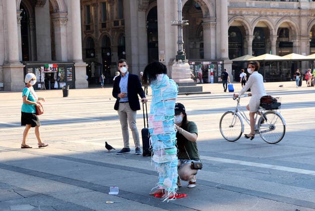 photo ipp clemente marmorino milano 09 07 2020 artistic performance for the coronavirus emergency in the photo a chinese artist dressed entirely with surgical masks in piazza duomo  0