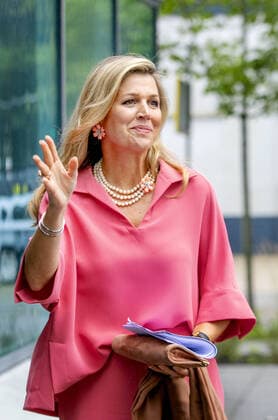 09-07-2020 Hilversum Queen Máxima arriving for the presentation of the online announcement with this year s ceremony is Buddies Are You Together (Maatjes ben je Samen) of the winners of the Apples of Orange of the Orange Fund at Studio 47 in Hilversum. Three congratulatory teams handed out the prizes to the winners on location. Due to the measures concerning the corona virus, the traditional presentation could not take place. The prizes are awarded to three initiatives that link volunteers for a longer period of time to people who can use extra help. The prize consists of a bronze statue and a sum of 15,000 euros.  Copyright: xPPEx