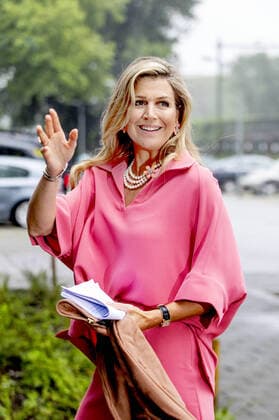 09-07-2020 Hilversum Queen Máxima arriving for the presentation of the online announcement with this year s ceremony is Buddies Are You Together (Maatjes ben je Samen) of the winners of the Apples of Orange of the Orange Fund at Studio 47 in Hilversum. Three congratulatory teams handed out the prizes to the winners on location. Due to the measures concerning the corona virus, the traditional presentation could not take place. The prizes are awarded to three initiatives that link volunteers for a longer period of time to people who can use extra help. The prize consists of a bronze statue and a sum of 15,000 euros.  Copyright: xPPEx