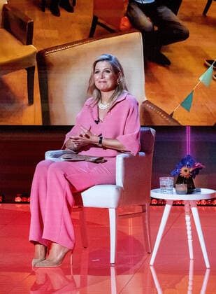 09-07-2020 Hilversum Queen Máxima during the presentation of the online announcement with this year s ceremony is Buddies Are You Together (Maatjes ben je Samen) of the winners of the Apples of Orange of the Orange Fund at Studio 47 in Hilversum. Three congratulatory teams handed out the prizes to the winners on location. Winners were Villa Pinedo from Amsterdam, Bedrijf & Samenleving from Haarlem and SOVEE from Amersfoort Due to the measures concerning the corona virus, the traditional presentation could not take place. The prizes are awarded to three initiatives that link volunteers for a longer period of time to people who can use extra help. The prize consists of a bronze statue and a sum of 15,000 euros.  Copyright: xx