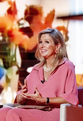 09-07-2020 Hilversum Queen Máxima during the presentation of the online announcement with this year s ceremony is Buddies Are You Together (Maatjes ben je Samen) of the winners of the Apples of Orange of the Orange Fund at Studio 47 in Hilversum. Three congratulatory teams handed out the prizes to the winners on location. Winners were Villa Pinedo from Amsterdam, Bedrijf & Samenleving from Haarlem and SOVEE from Amersfoort Due to the measures concerning the corona virus, the traditional presentation could not take place. The prizes are awarded to three initiatives that link volunteers for a longer period of time to people who can use extra help. The prize consists of a bronze statue and a sum of 15,000 euros.  Copyright: xx