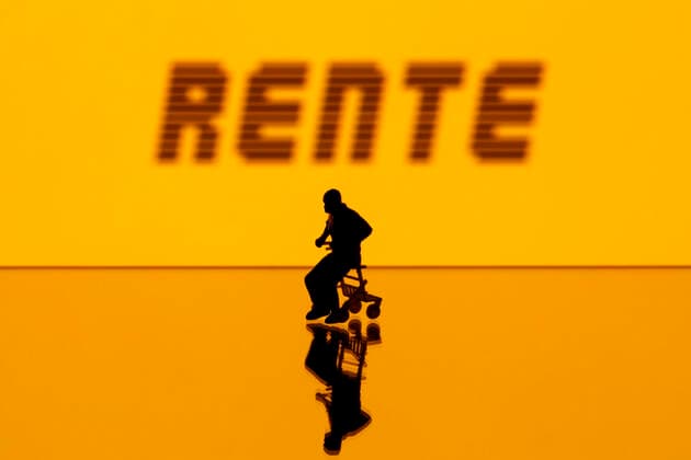Eine Miniaturfigur von einem Rentner auf einem Rollator *** A miniature figure of a pensioner on a rollator Foto:xC.xHardtx xFuturexImage