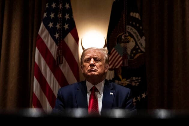 Bilder des Jahres 2020, News 07 Juli News Themen der Woche KW28 July 9, 2020, Washington, District of Columbia, USA: United States President Donald J. Trump holds a roundtable meeting with Hispanic leaders in the cabinet room before signing an Executive Order in the Rose Garden of the White House in Washington, D.C. on July 9, 2020 Washington USA - ZUMAs152 20200709_zaa_s152_121 Copyright: xSamuelxCorumx