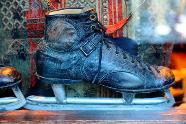 An antique skate on disply in a window in the shopping arcade of the Chateau Lake Louise hotel in Alberta, Canada. Lake Louise Alberta Canada Copyright: xChuckxDavidx xVWPicsx CHD043A8520Lake Louise