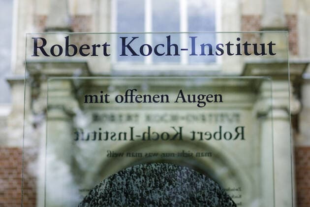 Schild mit der Aufschrift Robert Koch-Institut - mit offenen Augen . Berlin, 07.07.2020. Berlin Deutschland *** Sign with the inscription Robert Koch Institute with open eyes Berlin, 07 07 2020 Berlin Germany Copyright: xJaninexSchmitz photothek.netx