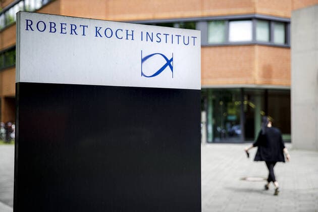 Schild mit der Aufschrift Robert Koch-Institut . Berlin, 07.07.2020. Berlin Deutschland *** Sign with the inscription Robert Koch Institute Berlin, 07 07 2020 Berlin Germany Copyright: xJaninexSchmitz photothek.netx