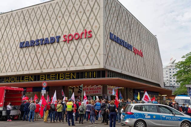 Bilder des Jahres 2020, News 07 Juli News Themen der Woche KW28 Karstadt Sports nicht schließen! 2020-07-10, Berlin, Deutschland - Karstadt Sports-Beschäftigte in der Berliner City West wehren sich mit einer Demonstration und Kundgebung und mit Unterstützung der Dienstleistungsgewerkschaft Verdi gegen die drohende Schließung ihrer Filiale. *** Karstadt Sports do not close 2020 07 10, Berlin, Germany Karstadt Sports employees in Berlins City West are defending themselves against the threatened closure of their branch with a demonstration and rally and with the support of the Verdi services union