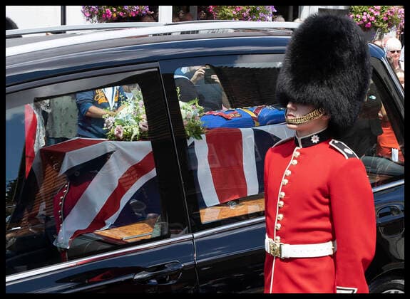 Bilder des Jahres 2020, News 07 Juli News Themen der Woche KW28 News Bilder des Tages . 10 07 2020. Ditchling , United Kingdom. Dame Vera Lynn s coffin makes its way through her home village of Ditchling in East Sussex, United Kingdom, during her funeral service. The cortege paused in the centre of the village as a Spitfire and a Hurricane flew overhead as a tribute to the entertainer who died at the age of 103.  xStephenxLockx xi-Imagesx IIM-21412-0056