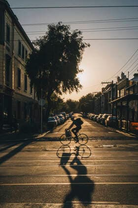 IMAGO Creative: Sport in der Stadt Sideview of person cycling against the sun at sunset. Melbourne, VIC, Australia CR_JALO200628-424593-01 EDITORIAL USE ONLY
