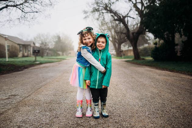 Weltkindertag am 20. September Young brother and sister standing outside hugging in rain Fort Worth, TX, United States CR_TAHI200701-413936-01 ,model released, Symbolfoto
