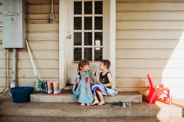 IMAGO Creative: Sommer, Sommertage im Garten Young brother and sitting sitting on back porch eating ice cream Fort Worth, TX, United States CR_TAHI200701-413974-01 ,model released, Symbolfoto