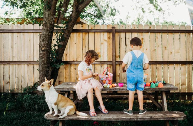 Young brother and sister looking through easter eggs outside Fort Worth, TX, United States CR_TAHI200701-413994-01 ,model released, Symbolfoto