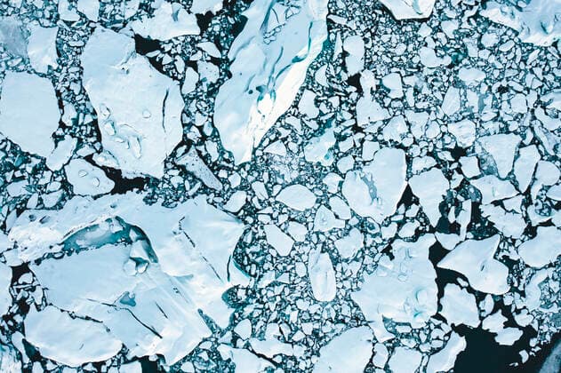 IMAGO Creative: Kraft des Wassers Overhead Aerial Shot of Ice Floes in Beautiful Blue Color shot in Iceland in Winter Iceland, Eastern Region, Höfn CR_TWNGSV200702A-437659-01