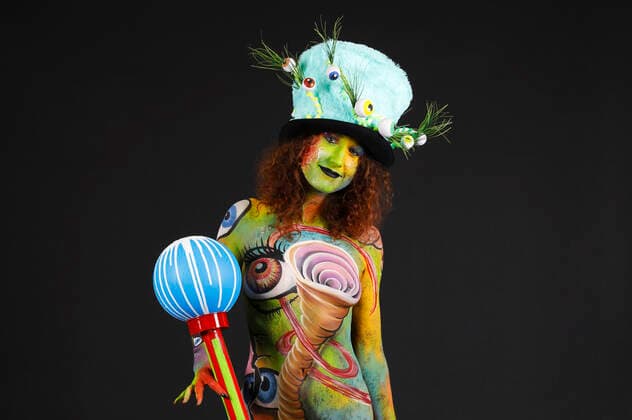 The World Bodypaiting Festival 2020 took place online due to the Corona Pandemic Under the given motto Psychedelic Circus BodyArt artist Jörg Düsterwald transformed his model Lena into a psychedelic Mad Hatter Hameln, 10 07 2020 Foto:xT.xSkupinx xFuturexImage