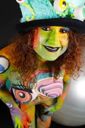The World Bodypaiting Festival 2020 took place online due to the Corona Pandemic Under the given motto Psychedelic Circus BodyArt artist Jörg Düsterwald transformed his model Lena into a psychedelic Mad Hatter Hameln, 10 07 2020 Foto:xT.xSkupinx xFuturexImage