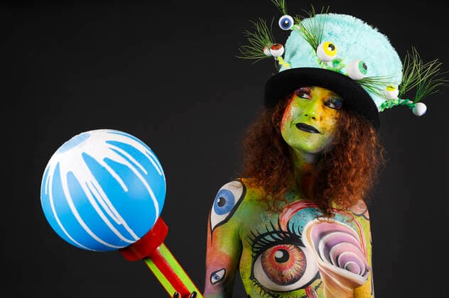 The World Bodypaiting Festival 2020 took place online due to the Corona Pandemic Under the given motto Psychedelic Circus BodyArt artist Jörg Düsterwald transformed his model Lena into a psychedelic Mad Hatter Hameln, 10 07 2020 Foto:xT.xSkupinx xFuturexImage