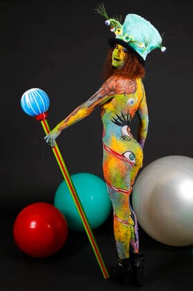 The World Bodypaiting Festival 2020 took place online due to the Corona Pandemic Under the given motto Psychedelic Circus BodyArt artist Jörg Düsterwald transformed his model Lena into a psychedelic Mad Hatter Hameln, 10 07 2020 Foto:xT.xSkupinx xFuturexImage