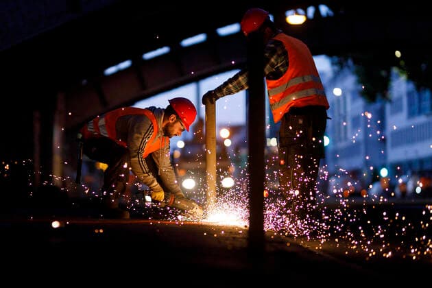 Bei Gleisarbeiten der KVB werden Polder mit einem Winkelschleifer abgeflext. Köln, 10.07.2020 *** During track work at KVB, polders are removed with an angle grinder Cologne, 10 07 2020 Foto:xC.xHardtx xFuturexImage