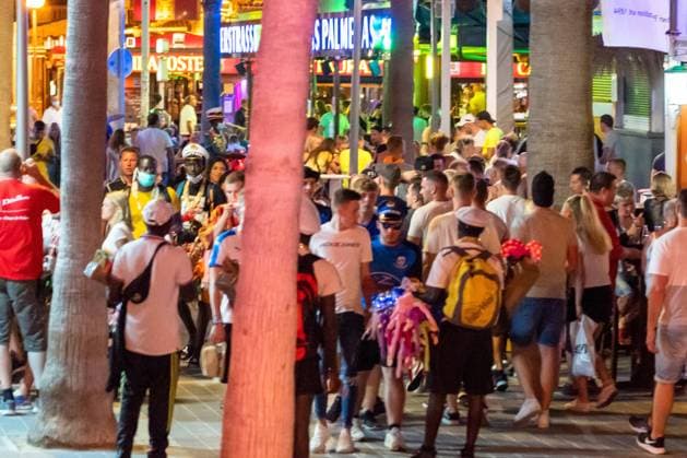 Während der Corona-Pandemie und nach dem Lockdown konzentriert sich das Nachtleben an der Playa de Palma auf der Insel Mallorca auf die so genannte Bierstraße -Sicherheitsabstände werden offenkundig nicht durchgängig eingehalten, Masken als Mund-Nase-Schutz werden kaum getragen - zwei Tage vor der Einführung der verschärften Maskenpflicht auf den balearischen Inseln;Während der Corona-Pandemie und nach dem Lockdown konzentriert sich das Nachtleben an der Playa de Palma auf der Insel Mallorca auf die so genannte Bierstraße -Sicherheitsabstände werden offenkundig nicht durchgängig eingehalten, Masken als Mund-Nase-, Mallorca Belearen Spanien Playa de Palma *** During the Corona Pandemic and after the lockdown, nightlife at Playa de