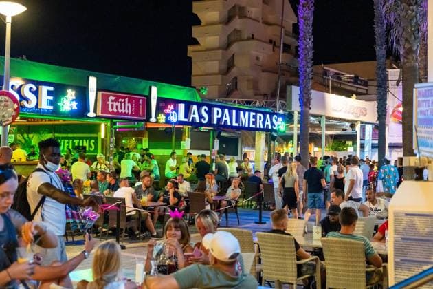Während der Corona-Pandemie und nach dem Lockdown konzentriert sich das Nachtleben an der Playa de Palma auf der Insel Mallorca auf die so genannte Bierstraße -Sicherheitsabstände werden offenkundig nicht durchgängig eingehalten, Masken als Mund-Nase-Schutz werden kaum getragen - zwei Tage vor der Einführung der verschärften Maskenpflicht auf den balearischen Inseln;Während der Corona-Pandemie und nach dem Lockdown konzentriert sich das Nachtleben an der Playa de Palma auf der Insel Mallorca auf die so genannte Bierstraße -Sicherheitsabstände werden offenkundig nicht durchgängig eingehalten, Masken als Mund-Nase-, Mallorca Belearen Spanien Playa de Palma *** During the Corona Pandemic and after the lockdown, nightlife at Playa de