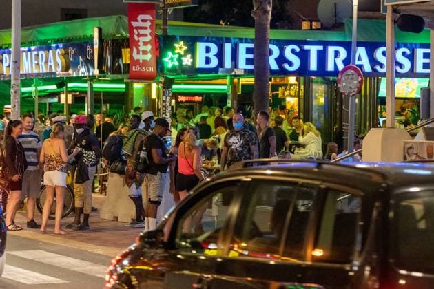 Während der Corona-Pandemie und nach dem Lockdown konzentriert sich das Nachtleben an der Playa de Palma auf der Insel Mallorca auf die so genannte Bierstraße -Sicherheitsabstände werden offenkundig nicht durchgängig eingehalten, Masken als Mund-Nase-Schutz werden kaum getragen - zwei Tage vor der Einführung der verschärften Maskenpflicht auf den balearischen Inseln;Während der Corona-Pandemie und nach dem Lockdown konzentriert sich das Nachtleben an der Playa de Palma auf der Insel Mallorca auf die so genannte Bierstraße -Sicherheitsabstände werden offenkundig nicht durchgängig eingehalten, Masken als Mund-Nase-, Mallorca Belearen Spanien Playa de Palma *** During the Corona Pandemic and after the lockdown, nightlife at Playa de